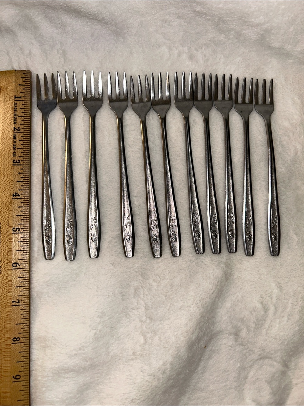 Oneida cocktail forks by "Simeon L. & George H. Rogers Co.” set of 11 - Picture 5 of 5